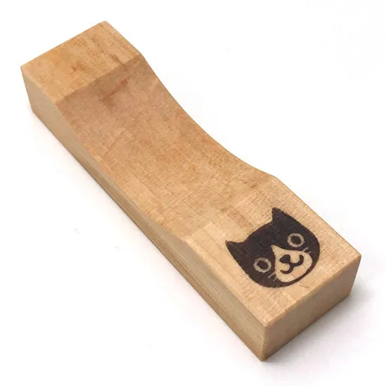 はんのきのお箸置き はちわれネコ